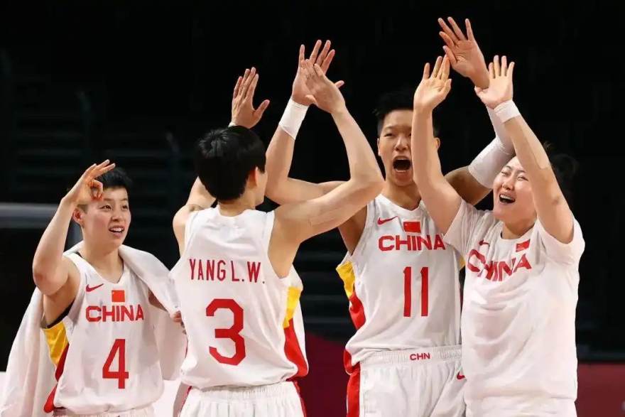 NBA新赛季前瞻：空间型五号位与换防体系，正在改写半场进攻的解法
